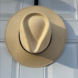 Janessa Leone vija hat